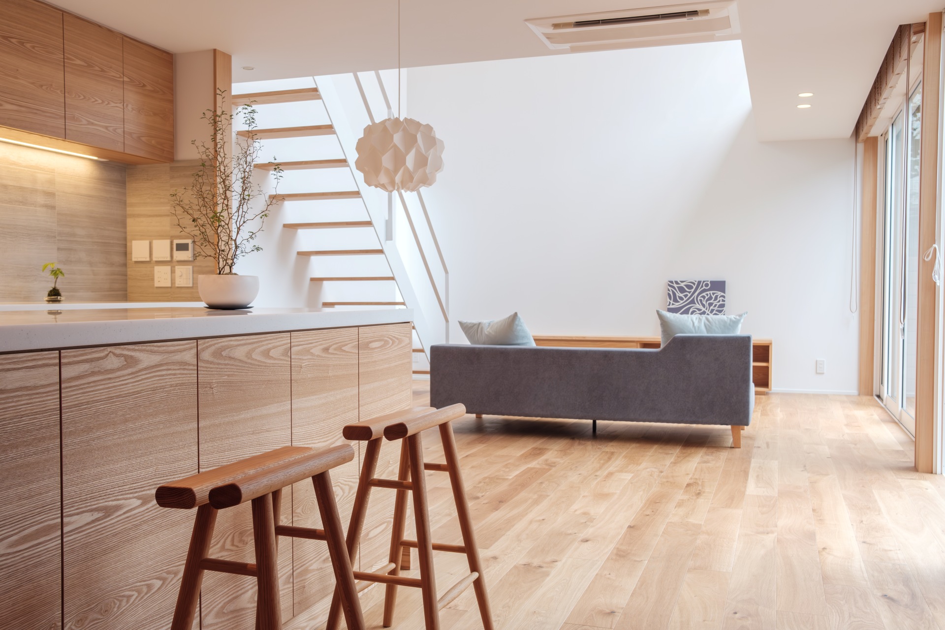 オーク材や自然素材をメインに使用した、Modern Scandinavian-Japanese Style のインテリア。都内に建つ新築住宅