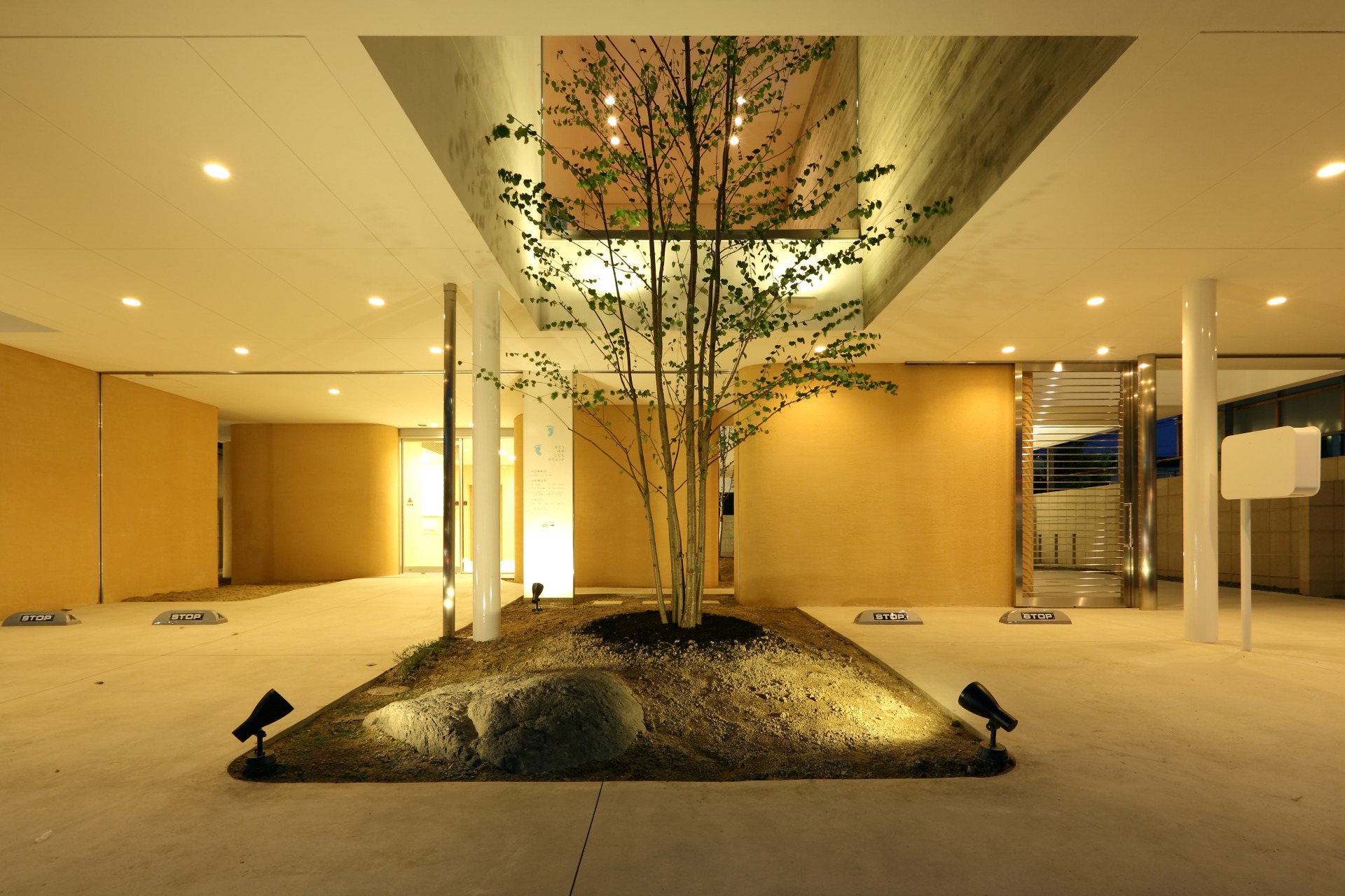 名古屋の内科小児科クリニック兼住宅（高級住宅）。エントランスの夜景