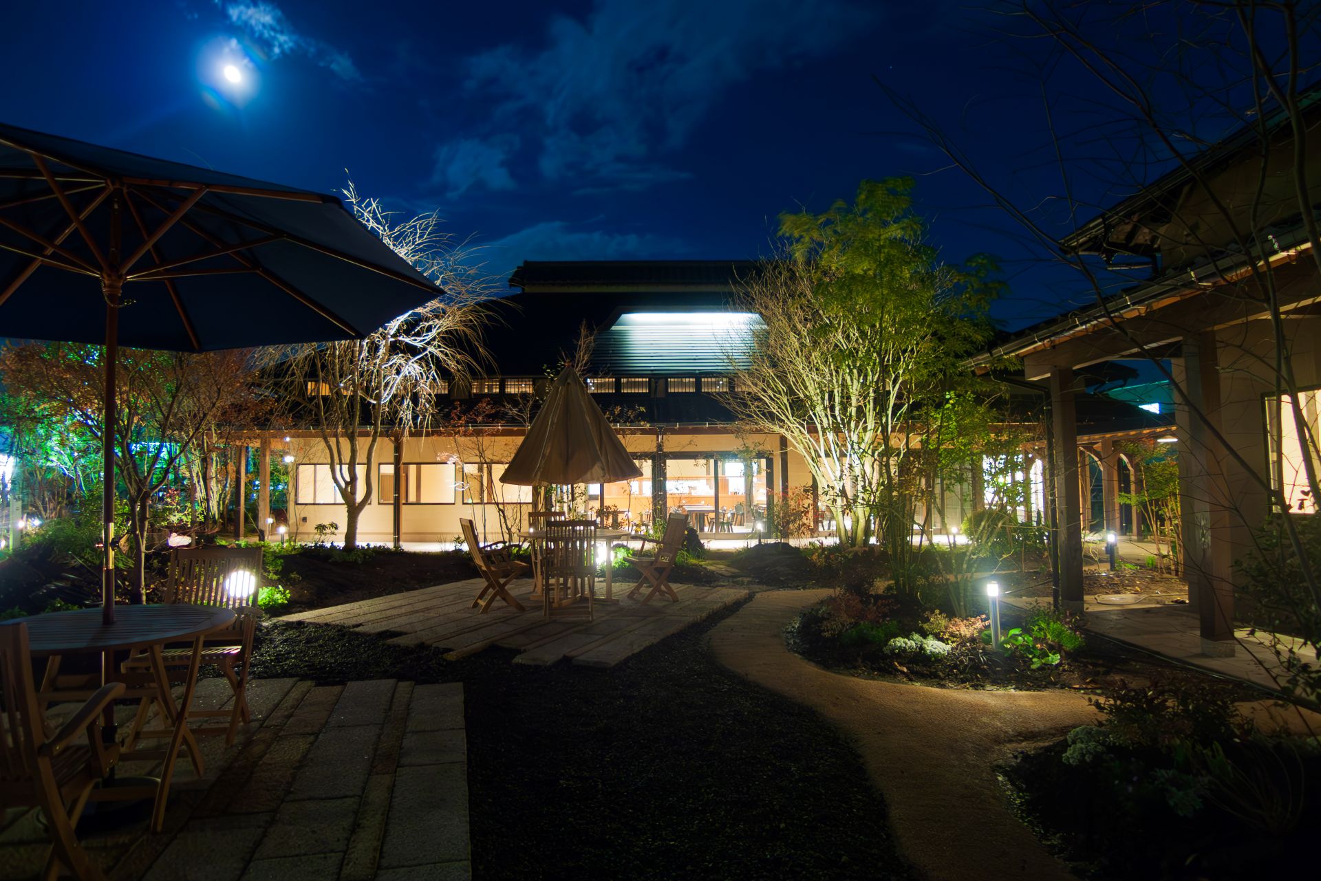 福岡県柳川の老舗鰻屋レストランの新店舗。モダンな庭園のテラス席（夜景）