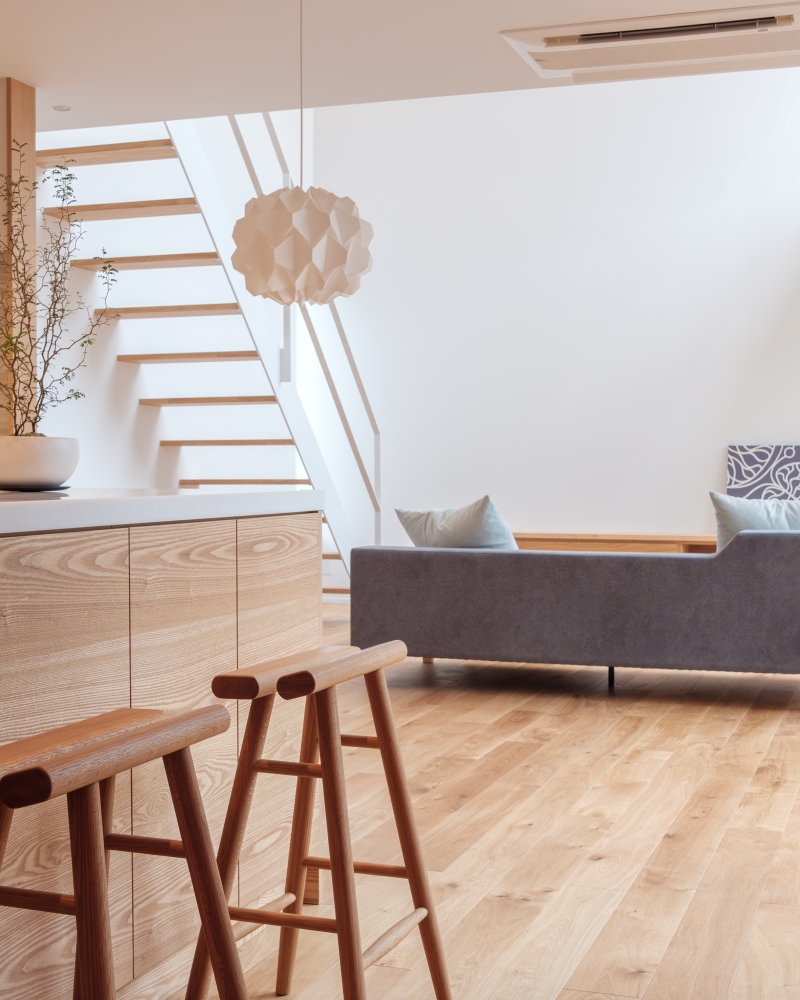 オーク材や自然素材をメインに使用した、Modern Scandinavian-Japanese Style のインテリア。都内に建つ新築住宅