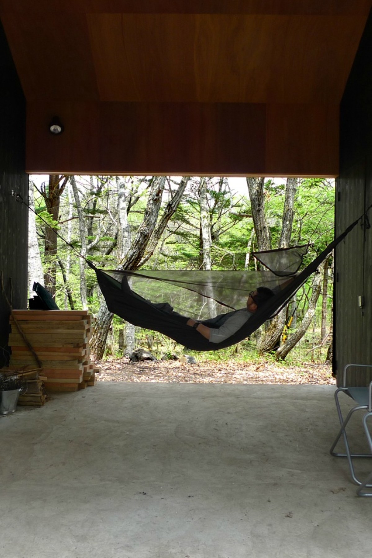 蓼科八ヶ岳地域に建つ、大自然の中で遊ぶ為の杉板無垢材の外壁で出来たミニマルな山小屋（別荘）。