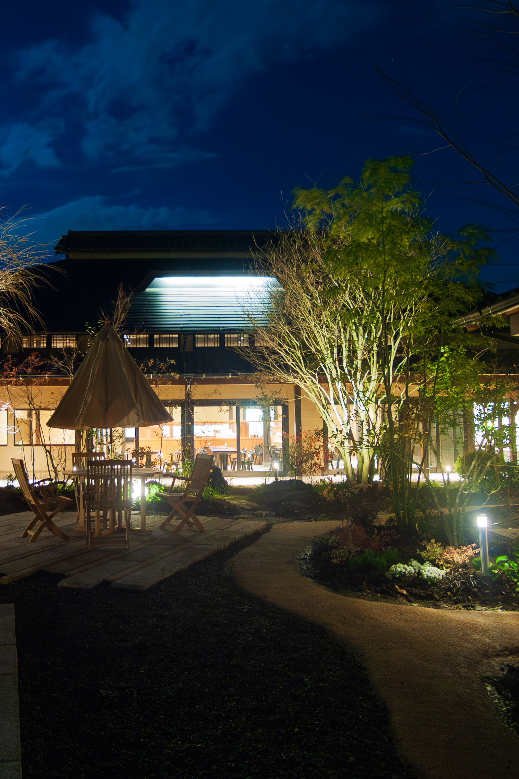 福岡県柳川の老舗鰻屋レストランの新店舗。モダンな庭園のテラス席（夜景）